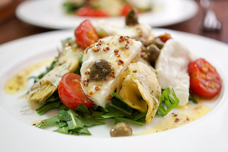 Gebackene Tomaten mit Artischocke und Büffelmozzarella in Zitronen-Kapern-Dressing Rezept