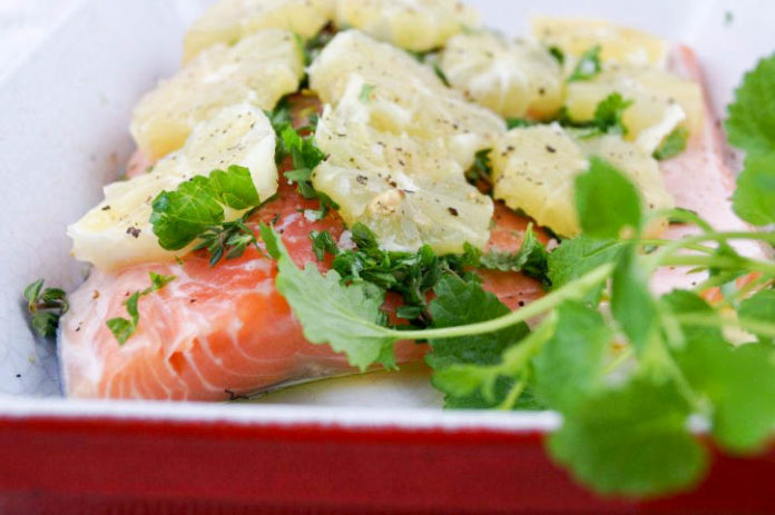 Lachs mit Zitrone und Kräutern Lachs mit Zitrone und Kräutern