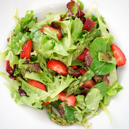 Zarter Mesclun-Frühlingssalat mit Erdbeeren und grünem Spargel