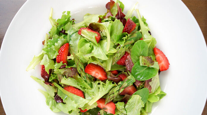 Zarter Mesclun-Frühlingssalat mit Erdbeeren und grünem Spargel