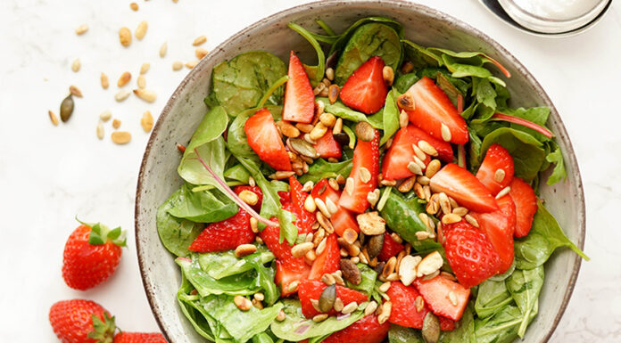 Spinat-Salat mit Erdbeeren und Zitronendressing von Elle Republic