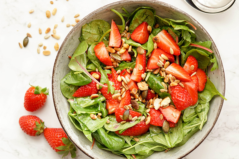 Spinat-Salat mit Erdbeeren und Zitronendressing von Elle Republic