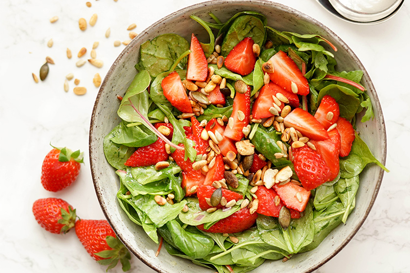 Spinat-Salat mit Erdbeeren und Zitronendressing | Rezept | Elle Republic