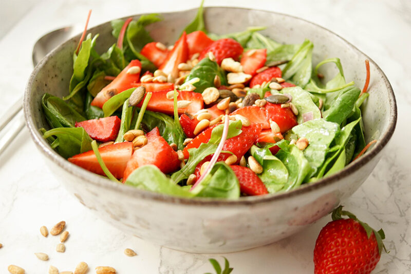 Spinat-Salat mit Erdbeeren und Zitronendressing | Rezept | Elle Republic