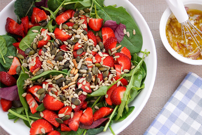 Spinat-Salat mit Erdbeeren und Zitronendressing | Rezept | Elle Republic