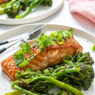 Lachs asiatisch aus dem Ofen mit Brokkolini (Bimi) serviert