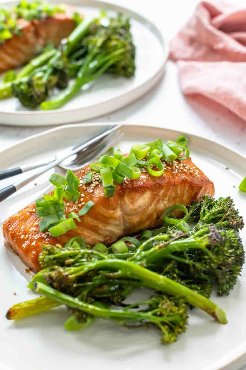 Lachs asiatisch aus dem Ofen mit Brokkolini (Bimi) serviert