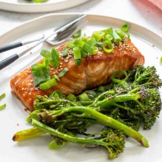 Lachs asiatisch aus dem Ofen mit Reis und Pak Choy serviert