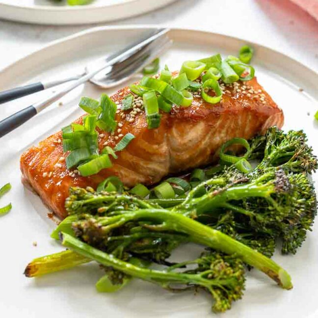 Lachs asiatisch aus dem Ofen mit Brokkolini (Bimi) serviert