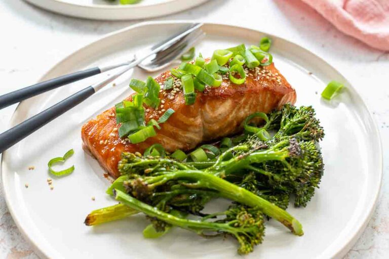 Lachs asiatisch aus dem Ofen mit Brokkolini (Bimi) serviert