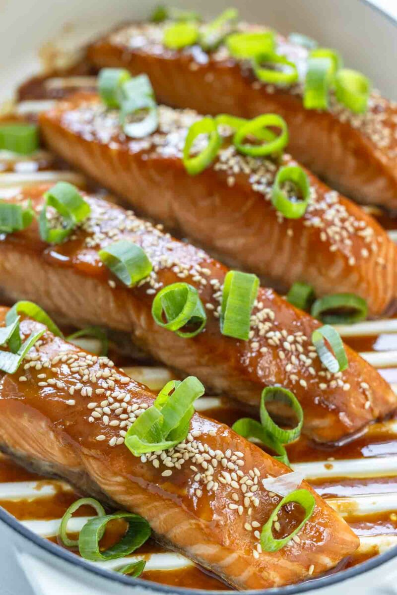 Lachs asiatisch aus dem Ofen - Mit Sake, Soja-Soße, Mirin (japanischer Reiswein), Vollrohrzucker und Ingwer mariniert. Serviert wird er mit einem leckeren Dijon-Senf und einer Glasur aus braunem Zucker.
