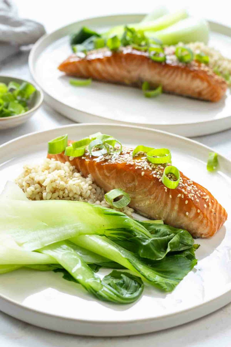 Lachs asiatisch aus dem Ofen mit Reis und Pak Choy serviert