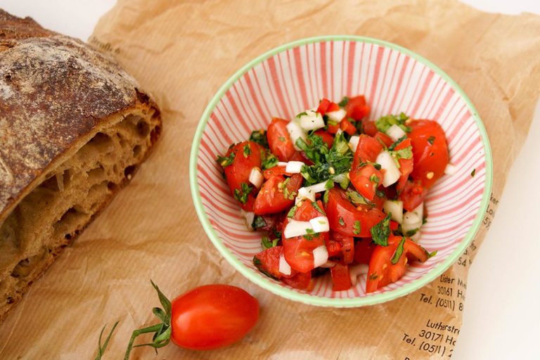 Würziger Tomatensalat mit Chilischoten
