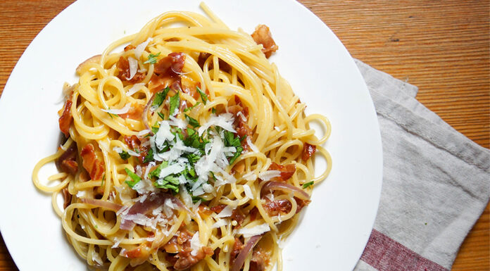 Spaghetti Carbonara mit Pancette und Parmaschinken
