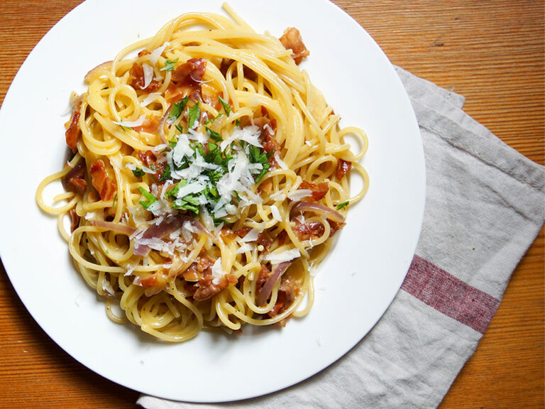 Spaghetti Carbonara mit Pancette und Parmaschinken