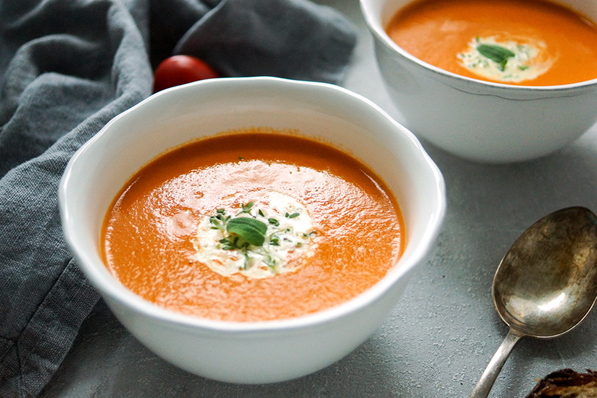 Tomaten-Orangen-Suppe mit Thymian und Sahne, gesunde einfache Rezept