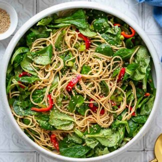 Asiatischer Nudelsalat mit Ramen-Nudeln (YumYum Instant Nudeln), Frühlingszwiebeln, Feldsalat und Paprika