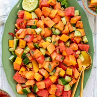 Chili-Obstsalat Papaya-Wassermelonen-Salat mit Gurken und gerösteten Erdnüssen
