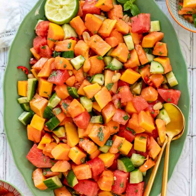 Chili-Obstsalat Papaya-Wassermelonen-Salat mit Gurken und gerösteten Erdnüssen
