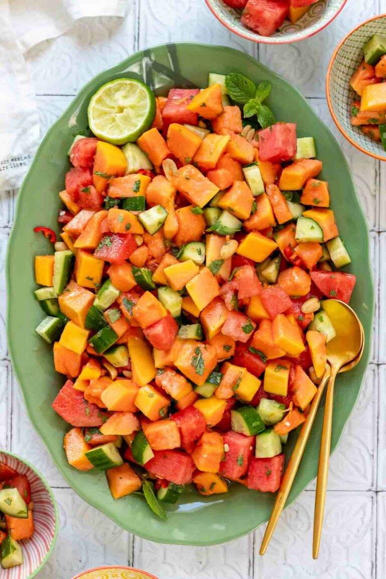 Chili-Obstsalat Papaya-Wassermelonen-Salat mit Gurken und gerösteten Erdnüssen