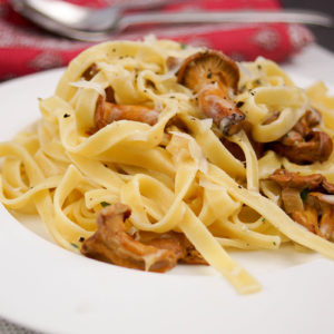 Linguine mit Pfifferlingen, rosa Pfefferkörner und Mascarpone