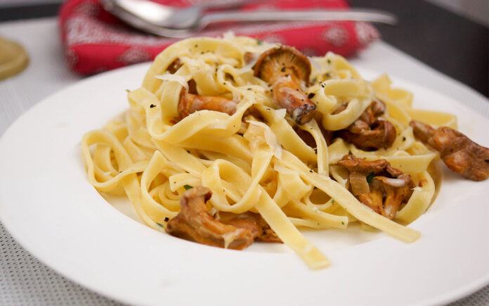 Linguine mit Pfifferlingen, rosa Pfefferkörner und Mascarpone Linguine mit Pfifferlingen, rosa Pfefferkörner und Mascarpone