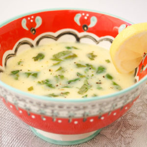 Quinoa-Suppe mit Zitrone