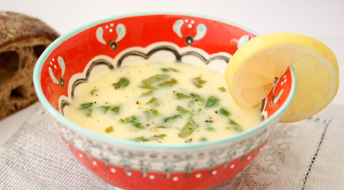 Quinoa-Suppe mit Zitrone