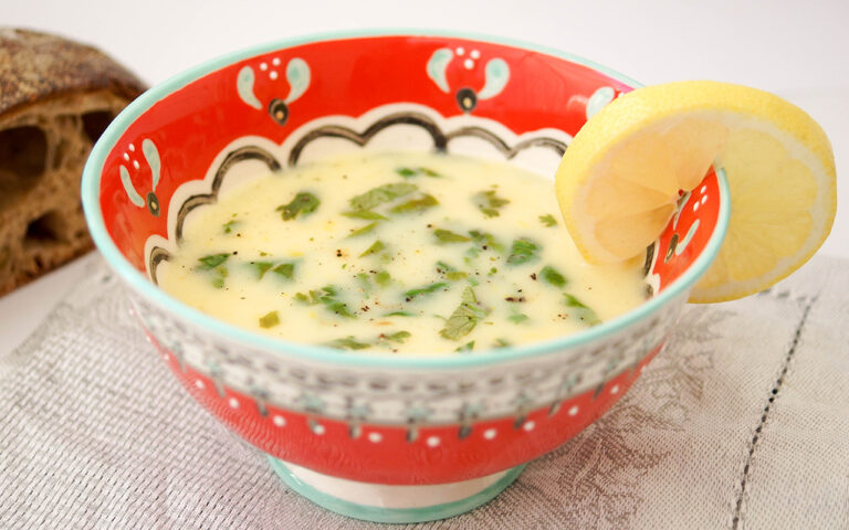 Quinoa-Suppe mit Zitrone
