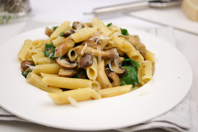Pasta mit Spinat, Pilzen und frischen Kräutern in Gorgonzola-Soße Pasta mit Spinat, Pilzen und frischen Kräutern in Gorgonzola-Soße
