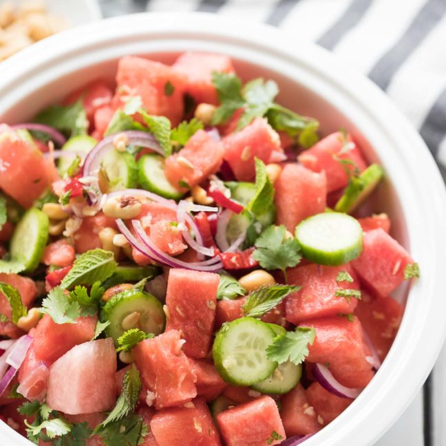 Thailändischer Wassermelonen-Salat Rezept mit Gurke, Chili und Koriander
