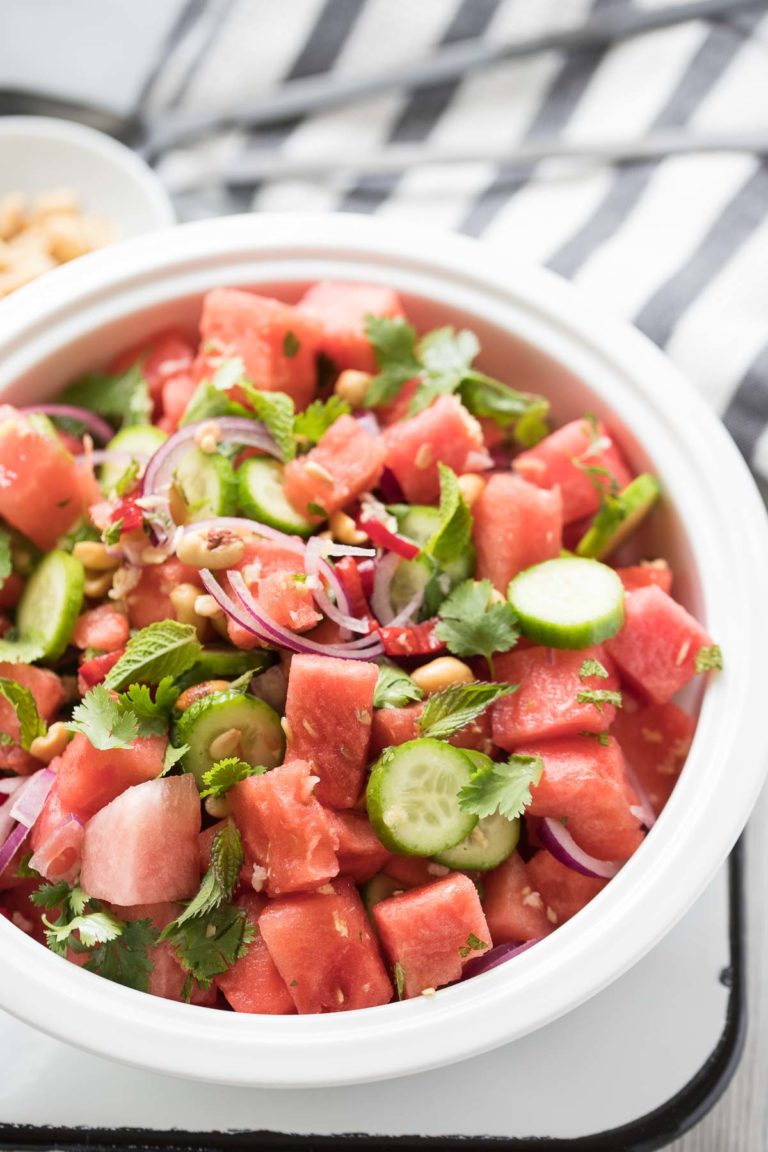 Thailändischer Wassermelonen-Salat Rezept mit Gurke, Chili und Koriander