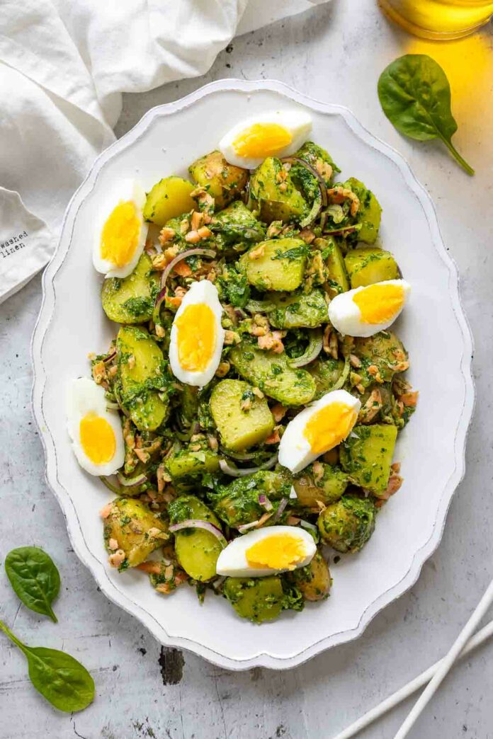 Warmer Kartoffelsalat Rezept mit Räucherlachs und Spinat