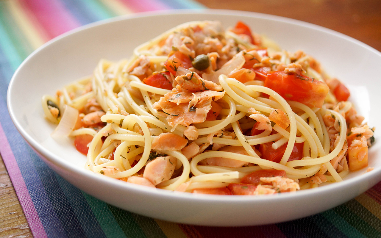 Spaghetti mit geräuchertem Lachs und Kapern Rezept | Elle Republic