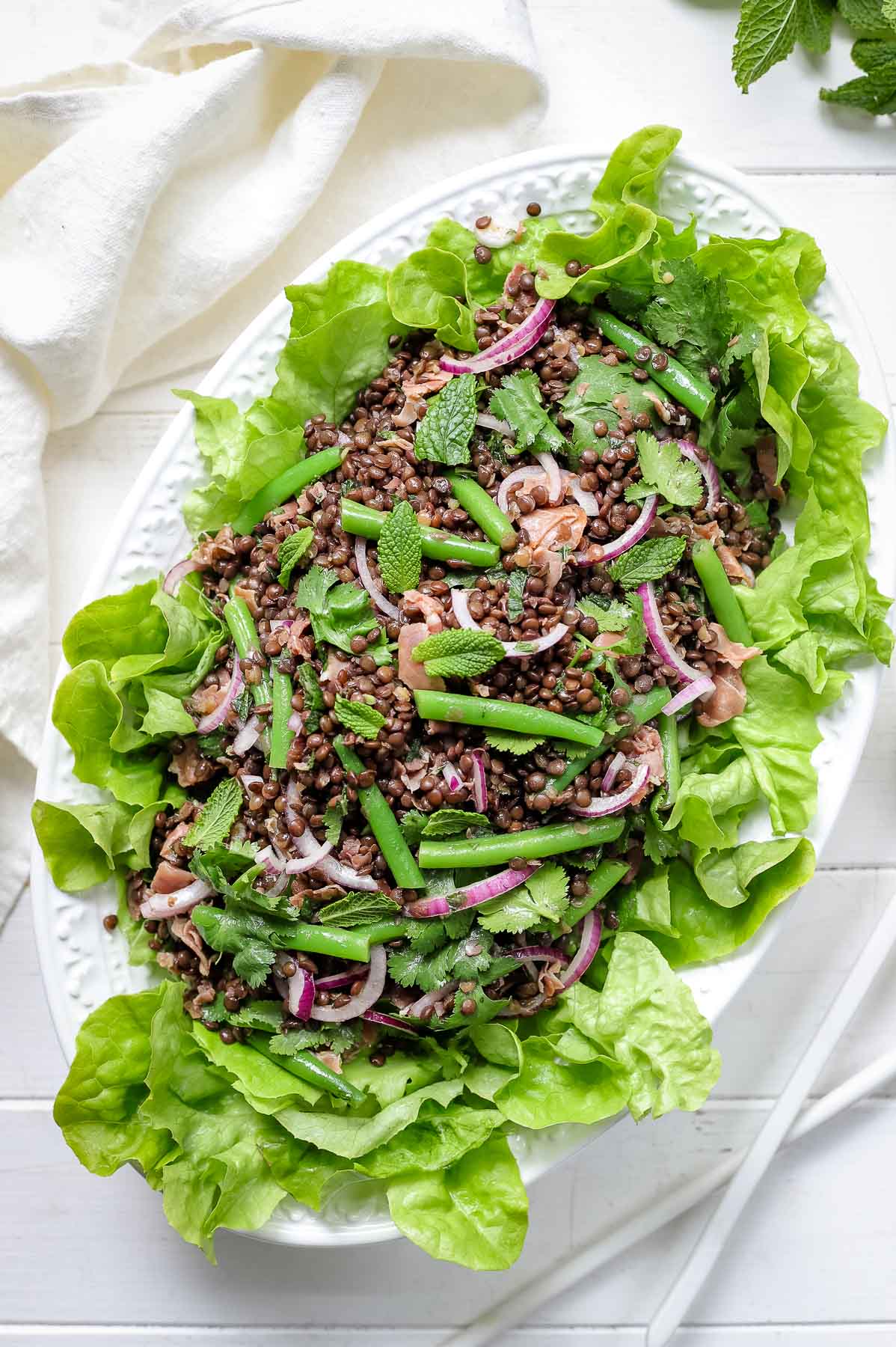 Beluga Linsen Salat auf dem Tisch