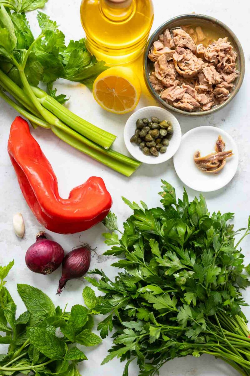 Zutaten für Thunfischsalat:  Petersilie, Minze, Sellerie, Spitzpaprika, Sardellen, Kapern, Zitrone, Olivenöl und die rote Zwiebel - Schnell gemacht in 15 Minuten