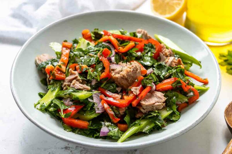 Thunfischsalat Rezept ohne Mayo mit Petersilie, Minze, Sellerie, Spitzpaprika und die rote Zwiebel - Schnell gemacht in 15 Minuten