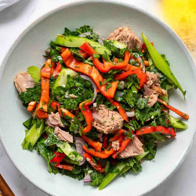 Thunfischsalat Rezept ohne Mayo mit Petersilie, Minze, Sellerie, Spitzpaprika und die rote Zwiebel - Schnell gemacht in 15 Minuten