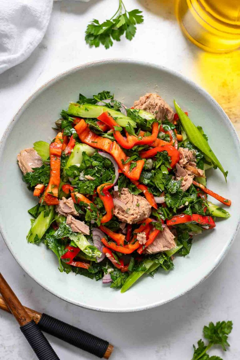 Thunfischsalat Rezept ohne Mayo mit Petersilie, Minze, Sellerie, Spitzpaprika und die rote Zwiebel - Schnell gemacht in 15 Minuten