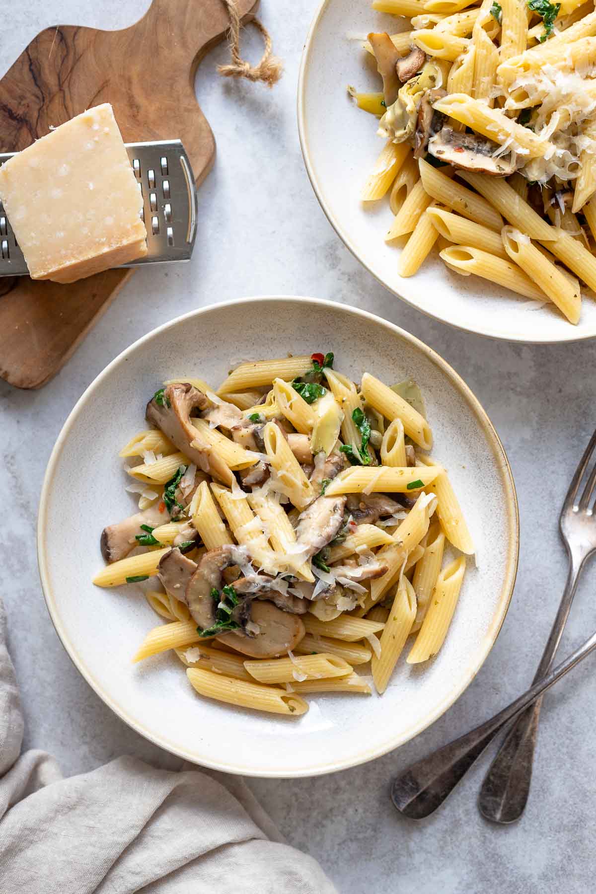 Pasta mit Artischocken und wilden Pilzen