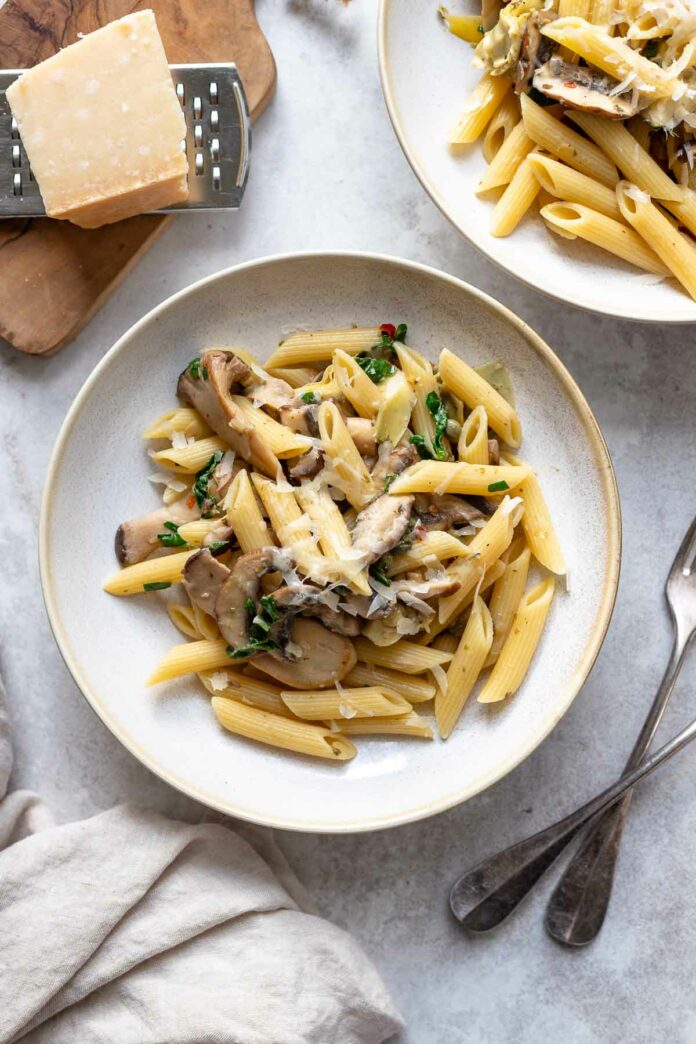 Pasta mit Artischocken und wilden Pilzen