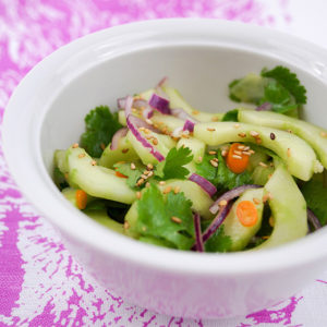 Asiatischer Gurkensalat mit Koriander und Sesamkernen