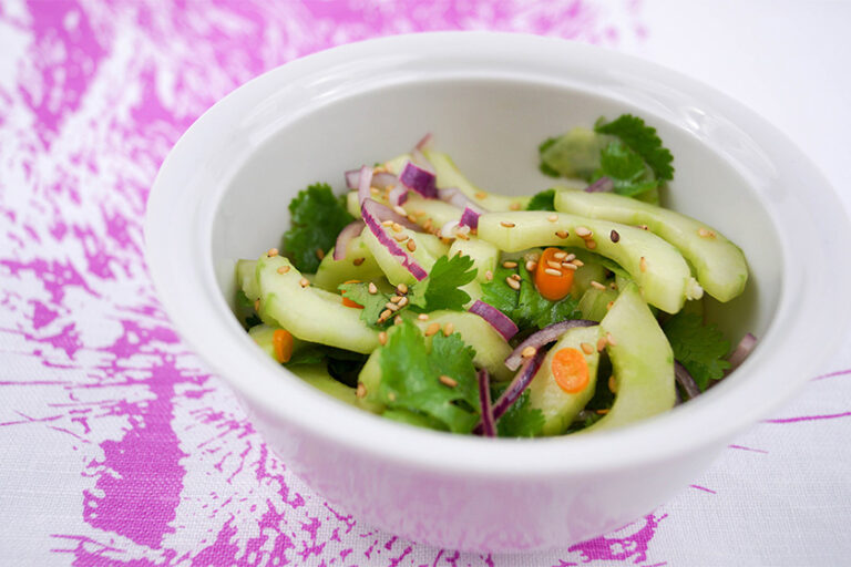 Asiatischer Gurkensalat mit Koriander und Sesamkernen