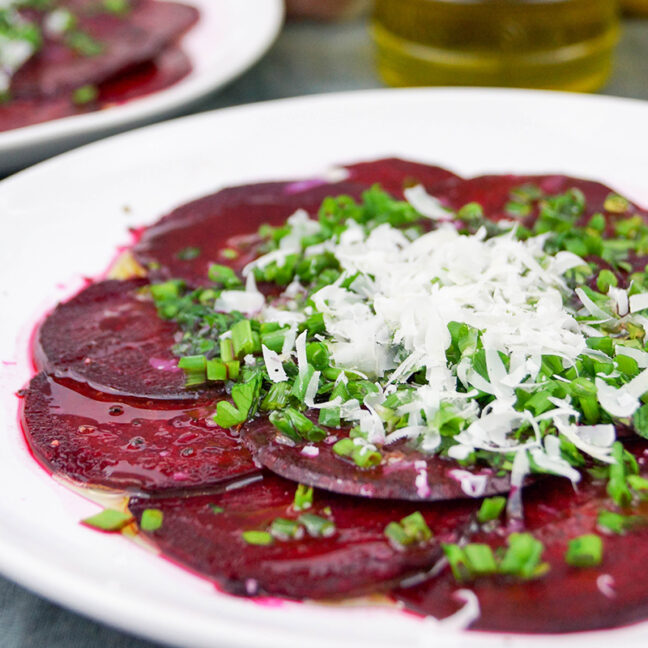 Rote Bete Carpaccio mit Zitrone und Kräutern, Parmesan und Petersilie, vegan, vegetarisch, Abnehmen, Diät