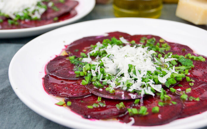 Rote Bete Carpaccio mit Zitrone und Kräutern, Parmesan und Petersilie, vegan, vegetarisch, Abnehmen, Diät