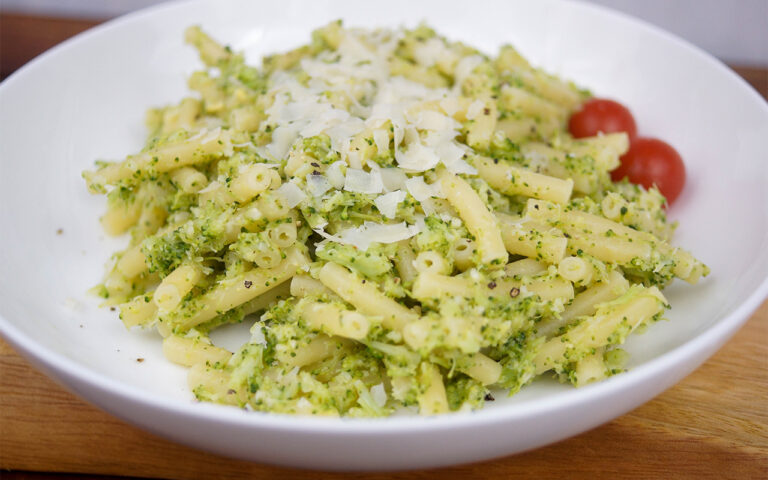 Rezept für frisches Brokkoli-Pesto mit Knoblauch, Zitrone, Chili-Flocken, Pinienkerne und Parmesan