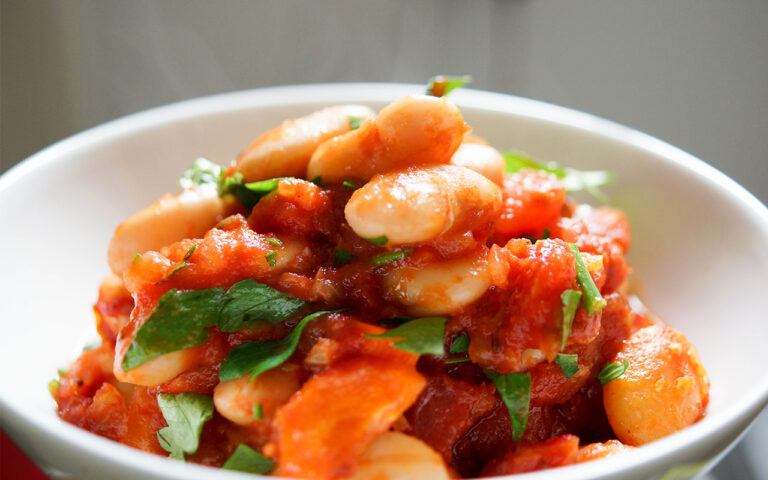 Gigantes Plaki - Gebackene Bohnen in Tomatensoße