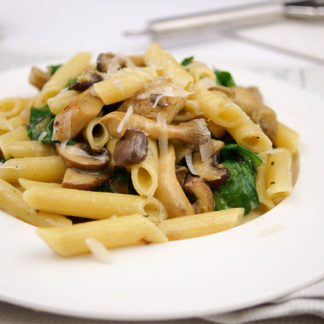 Pasta mit Spinat, Pilzen und frischen Kräutern in Gorgonzola-Soße