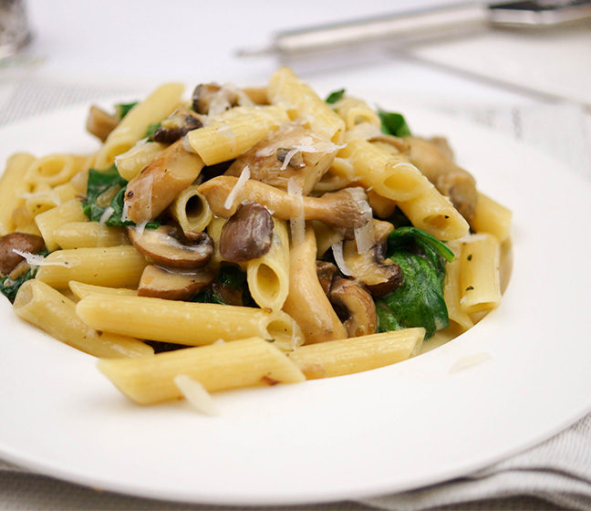 Pasta mit Spinat, Pilzen und frischen Kräutern in Gorgonzola-Soße