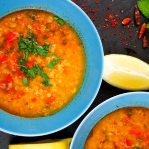 türkische Rote Linsensuppe mit Bulgur, Roter Paprika und Minze